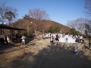 みかも山公園　遊具で遊ぶ子どもたちの写真です。