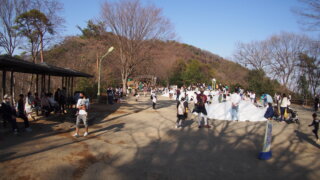 みかも山公園　遊具で遊ぶ子どもたちの写真です。