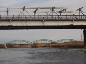 渡良瀬橋の向こうに中橋が見える写真です、