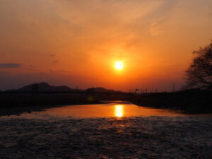 「わたらせばし」から見た夕日の写真です。