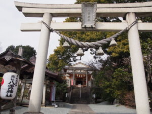 「渡良瀬橋」の歌に出てくる「八雲神社」鳥居の写真です。