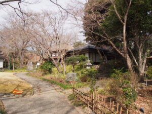 美術館庭園にある茶室の写真です。