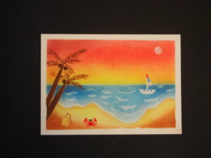 浜辺に浮かぶヨット、砂浜のヤシとカニのパステル画の写真です。