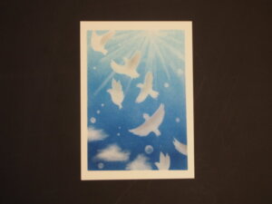 日の光に向かって羽ばたいている鳥のパステル画の写真です。