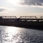 朝日と「渡良瀬橋」の写真です。