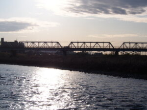 朝日と「渡良瀬橋」の写真です。