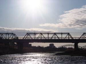 朝の「渡良瀬橋」の写真です。