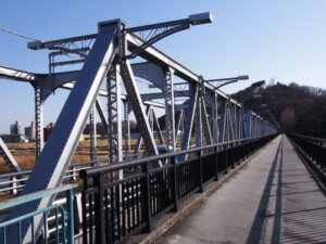 渡良瀬橋の歩道側から浅間山方向を臨む写真です。