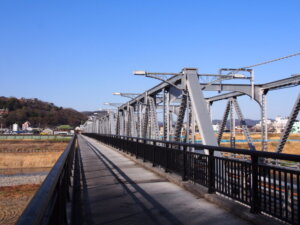 浅間山のふもと側から見た渡良瀬橋の写真です。