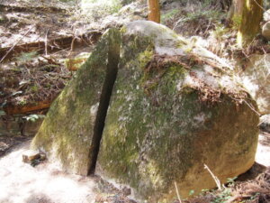 「弁慶の割石の写真です。