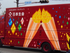 オリンピック2020　トーチリレーのバスの写真です。