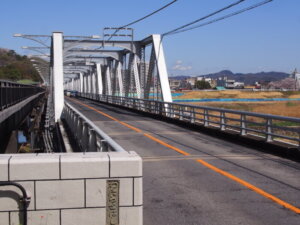 「渡良瀬橋」右岸からのアプローチ写真です。
