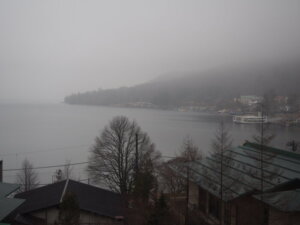 霧にかすむ「中禅寺湖」の写真です。
