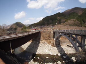 左側が「新渡良瀬橋」の写真です。