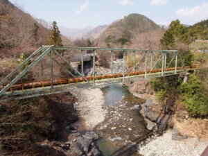 「新渡良瀬橋」の隣の水道管橋梁の写真です。