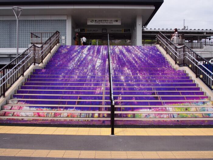 JR「あしかがフラワーパーク駅」前階段写真です。