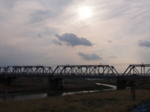 渡良瀬橋の夕暮れの写真です。