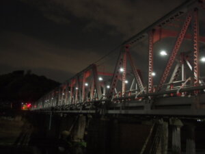 夜、ライトアップされた「渡良瀬橋」の写真です。