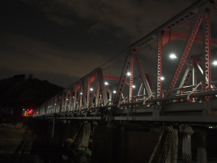 夜、ライトアップされた「渡良瀬橋」の写真です。