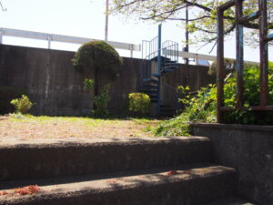 児童公園の奥に、「渡良瀬橋の歌碑」に通ずるらせん階段の写真です。