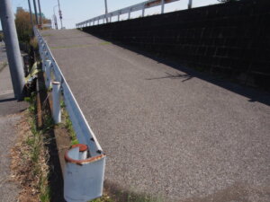 「渡良瀬橋の歌碑」に向かう歩道の写真です。