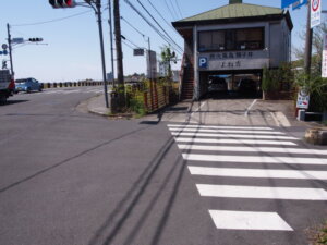 渡良瀬橋北側交差点歩道を焼き鳥屋さんに向かって渡る写真です。