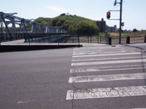 渡良瀬橋のたもとへ向かう横断歩道の写真です。