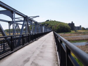 渡良瀬橋側道の写真です。