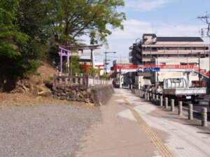 前方に織姫歩道橋が見える写真です。