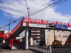 神社前の「織姫歩道橋」の写真です。