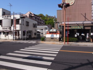 反対側の歩道の織姫神社の模型の写真です。