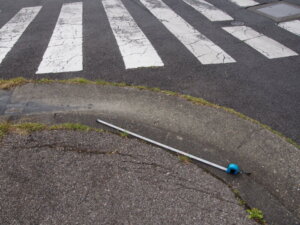 渡良瀬橋北側交差点の3つめの横断歩道から歩道に入る箇所の計測写真です。