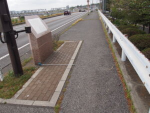 「渡良瀬橋歌碑」のある歩道の計測写真です。