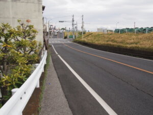 やがて歩道がなくなり中橋北交差点に向かう写真です。