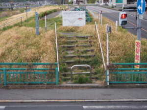 渡良瀬川左岸堤防側の歩道階段の写真です。