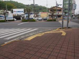 交番前の横断歩道の写真です。