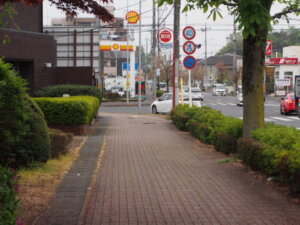 砲弾歩道を渡り、直進する写真です。