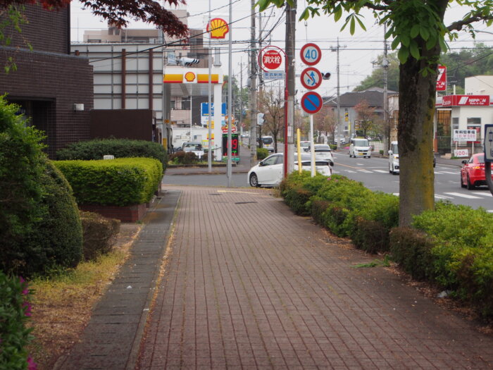砲弾歩道を渡り、直進する写真です。