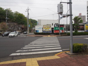 東武駅南交差点を渡る写真です