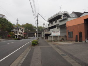 ジムを右手側に通り過ぎて見える風景の写真です。