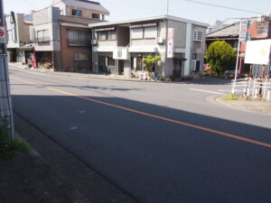 右手前方に、丁字路が見える写真です。