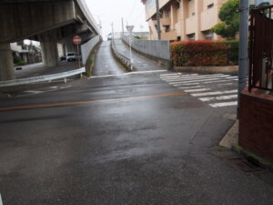 交差点右手側に、横断歩道が見える写真です。