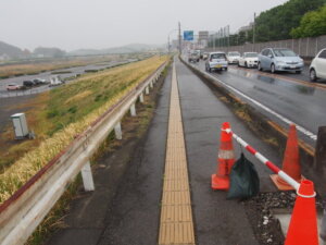 国道293号線を横断して、歩道を右に曲ったところの風景写真です。