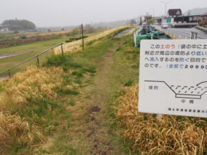 横断歩道を渡り、反対側の階段を上ったところの写真です。