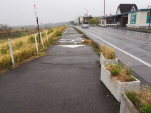 渡良瀬川左岸の堤防歩道の写真です。