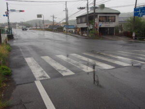 渡良瀬橋北交差点の歩道の写真です。