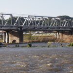 西日の輝く渡良瀬橋の写真です。