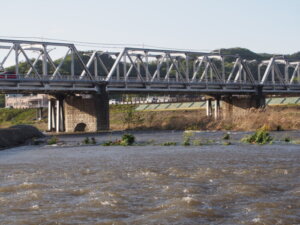 西日の輝く渡良瀬橋の写真です。
