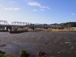 水かさが増してきた渡良瀬に架かる渡良瀬橋の写真です。