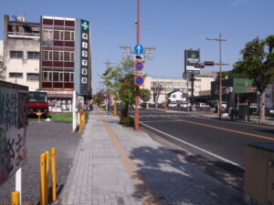 薬局やスーパーマーケットの看板が見える写真です。